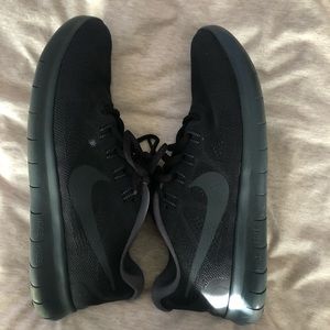 Black Nike Free Runs